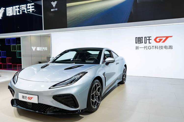 惠州340哪吒汽车在智能汽车领域的表现，领途汽车在新能源汽车市场中的影响力